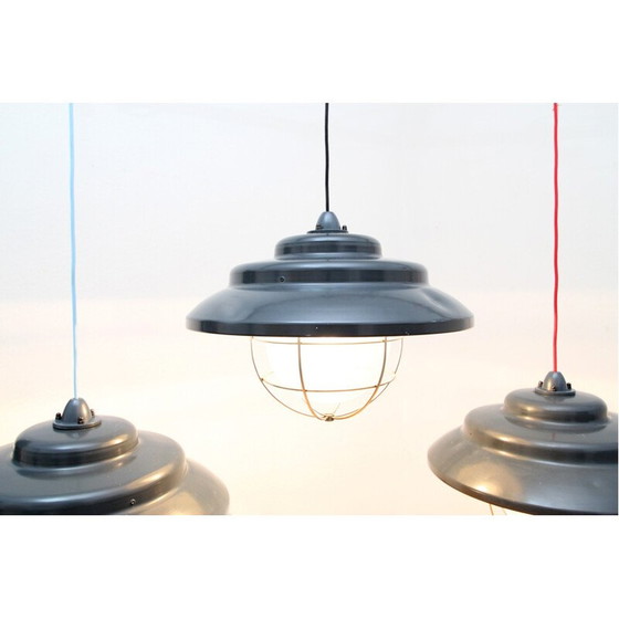 Image 1 of Vintage industrielle Metall- und Kunststoffaufhängung mit Schirm, 1970