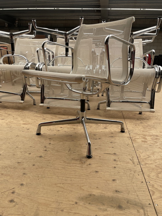 Image 1 of Vitra Eames Ea108 Weißes Netzgeflecht/Chrom