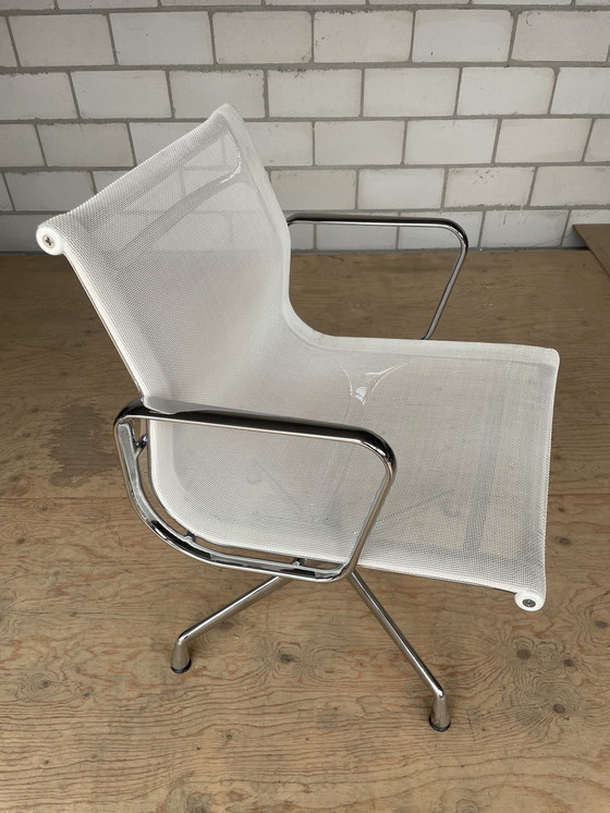 Image 1 of Vitra Eames Ea108 Weißes Netzgeflecht/Chrom