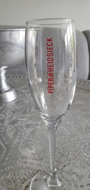23x Champagnergläser von Mumm bis Veuve Clicquot