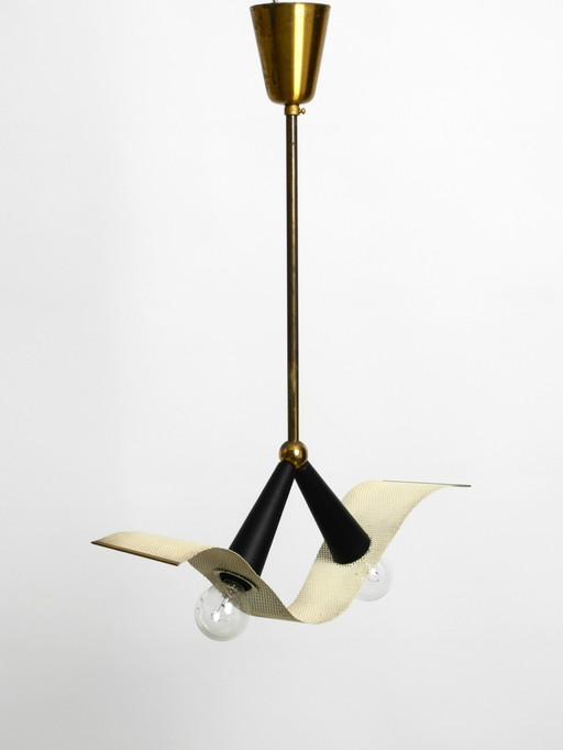 Original Mid Century Messing Decke Kegel Lampe mit einem gebogenen perforierten Blatt Lampenschirm