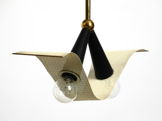Image 1 of Original Mid Century Messing Decke Kegel Lampe mit einem gebogenen perforierten Blatt Lampenschirm