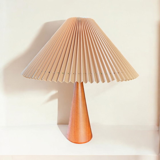 Image 1 of NK - Nordiska Kompaniets Mid Century Tischleuchte Mit Teakfuß Und Gerafftem Kunststoffschirm Aus Den 1960er Jahren