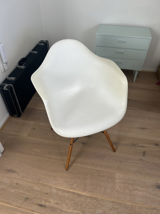 Vitra Eames DAW Sessel