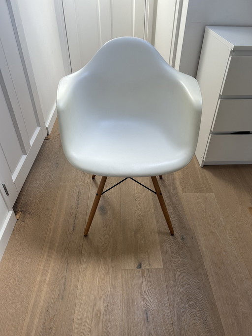 Vitra Eames DAW Sessel