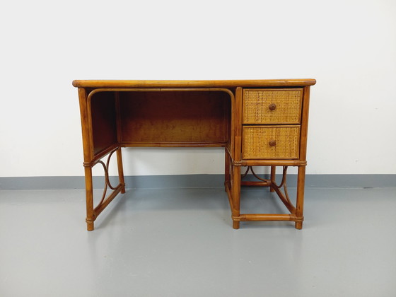 Image 1 of Vintage Schreibtisch aus Rattan, geflochtenem Rattan und Holz im Maugrion-Stil für Roche-Bobois aus den 1970er Jahren