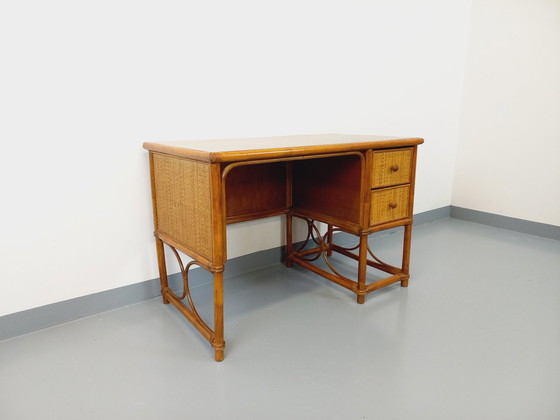 Image 1 of Vintage Schreibtisch aus Rattan, geflochtenem Rattan und Holz im Maugrion-Stil für Roche-Bobois aus den 1970er Jahren