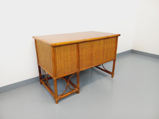Image 1 of Vintage Schreibtisch aus Rattan, geflochtenem Rattan und Holz im Maugrion-Stil für Roche-Bobois aus den 1970er Jahren