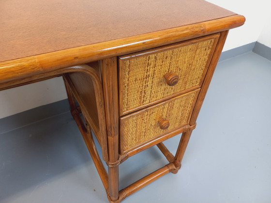 Image 1 of Vintage Schreibtisch aus Rattan, geflochtenem Rattan und Holz im Maugrion-Stil für Roche-Bobois aus den 1970er Jahren