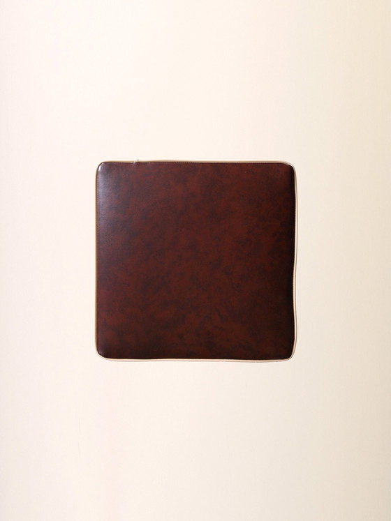 Image 1 of Skandinavischer Vintage-Polsterhocker, Retro-Metall und Kunstleder-Pouf