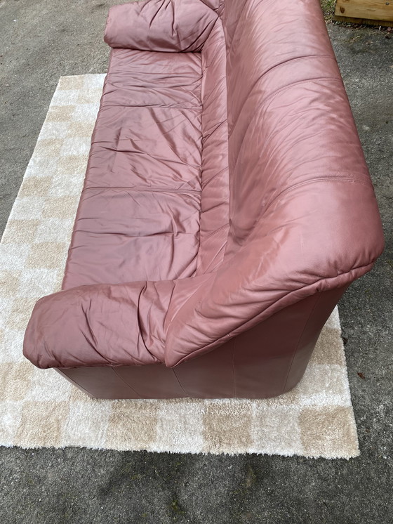 Image 1 of Vintage altes 3-Sitzer Ledersofa in Rosa