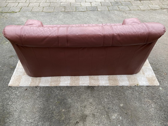 Image 1 of Vintage altes 3-Sitzer Ledersofa in Rosa