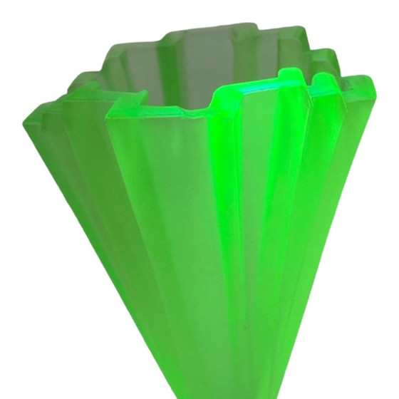 Image 1 of Art deco - Bagley Green - Uranglas - Satz von drei 'Grantham'-Vasen auf transparentem Fuß