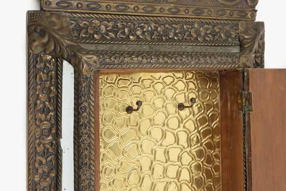 Image 1 of Französischer Art-Déco-Wandschrank aus Messing mit abgeschrägtem Spiegel, 1930er Jahre