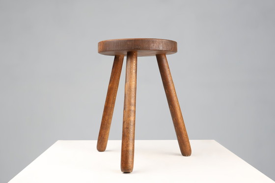 Image 1 of Französisch Handcrafted Brutalist Rustic Low Tripod Hocker in Massivholz