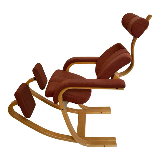 Image 1 of Peter Opsvik - Stokke - Duo Balance (Design von 1991) Ergonomisch geformter Schaukelstuhl - Helle Eiche und rote Polsterung