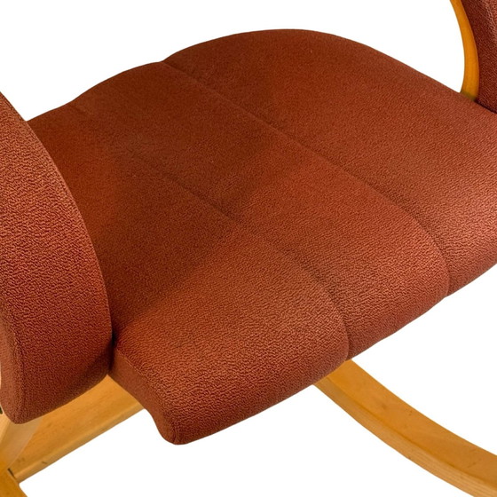 Image 1 of Peter Opsvik - Stokke - Duo Balance (Design von 1991) Ergonomisch geformter Schaukelstuhl - Helle Eiche und rote Polsterung