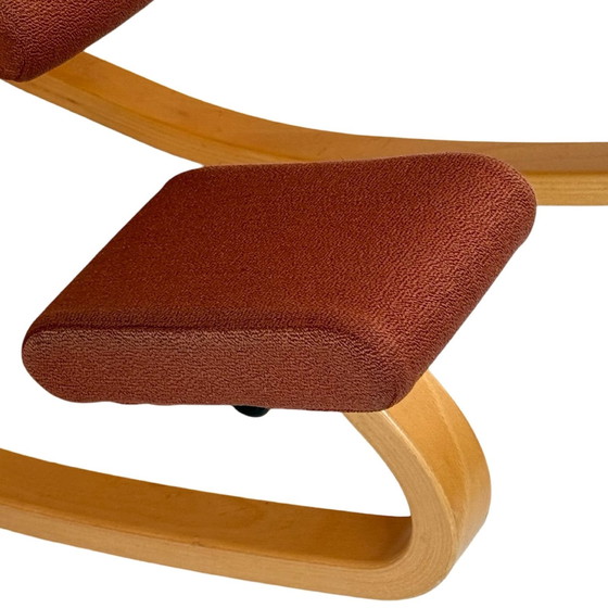 Image 1 of Peter Opsvik - Stokke - Duo Balance (Design von 1991) Ergonomisch geformter Schaukelstuhl - Helle Eiche und rote Polsterung