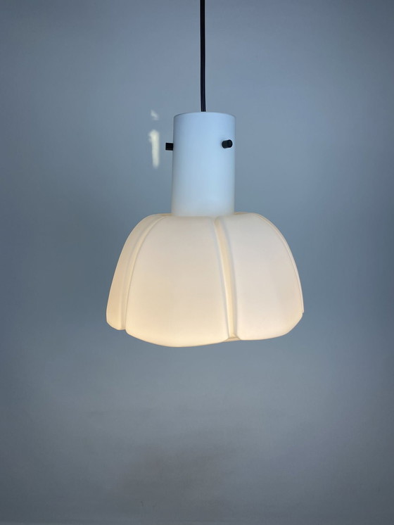 Image 1 of Weiße Pendelleuchte aus Milchglas in Blumenform von Glashütte Limburg