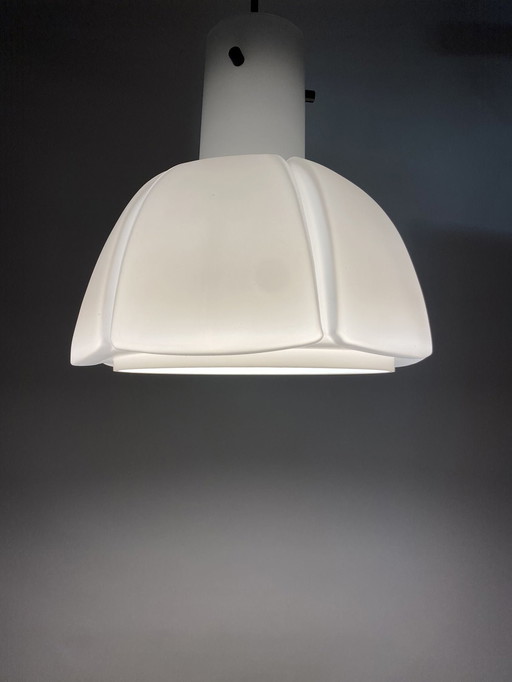 Weiße Pendelleuchte aus Milchglas in Blumenform von Glashütte Limburg