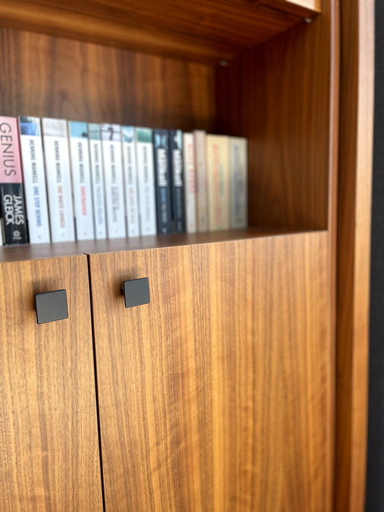 Image 1 of Maßgefertigter Nussbaum-Wandschrank