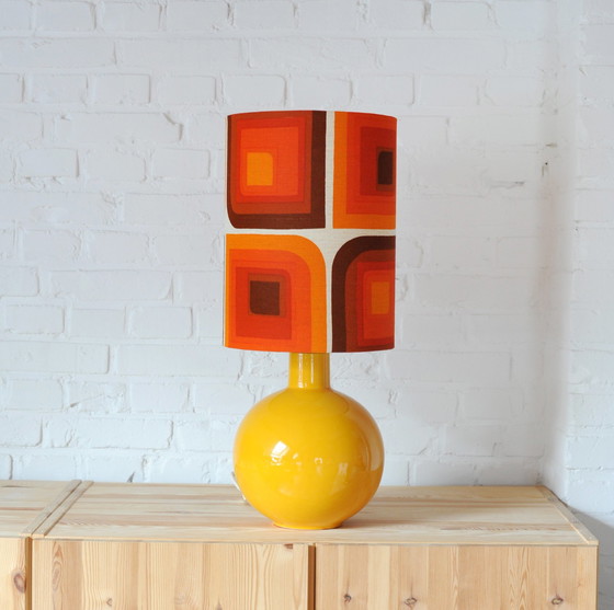 Image 1 of Vintage Yellow Ceramic Lamp Base mit neuen handgefertigten Lampenschirm von Original Vintage Fabric