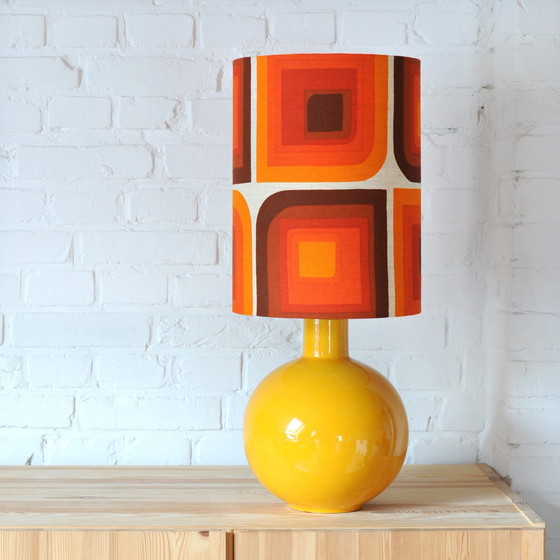 Image 1 of Vintage Yellow Ceramic Lamp Base mit neuen handgefertigten Lampenschirm von Original Vintage Fabric