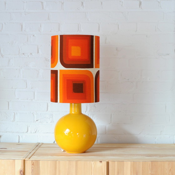 Image 1 of Vintage Yellow Ceramic Lamp Base mit neuen handgefertigten Lampenschirm von Original Vintage Fabric