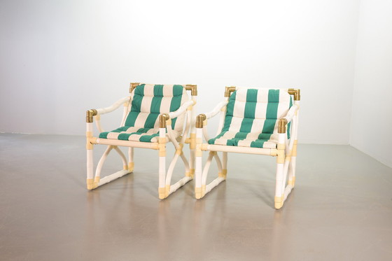 Image 1 of Kettal Garden Faux Bamboo Lounge Chairs mit grün-weiß gestreifter Polsterung und Messingelementen, 2er-Set. Spanien, 1980er.