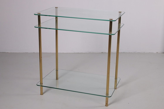 Image 1 of Hollywood Regency Beistelltisch mit goldfarbenen Beinen.