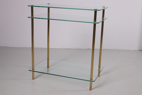 Image 1 of Hollywood Regency Beistelltisch mit goldfarbenen Beinen.