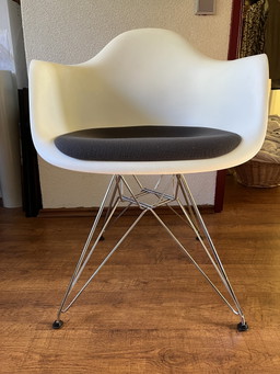 6 neuwertige Stühle von Vitra