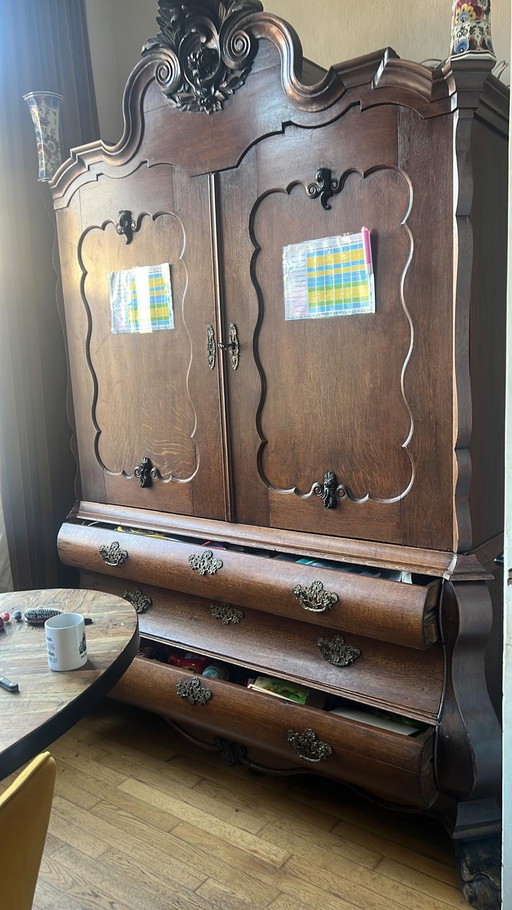 Antiker holländischer Schrank mit schwarzem Wappen