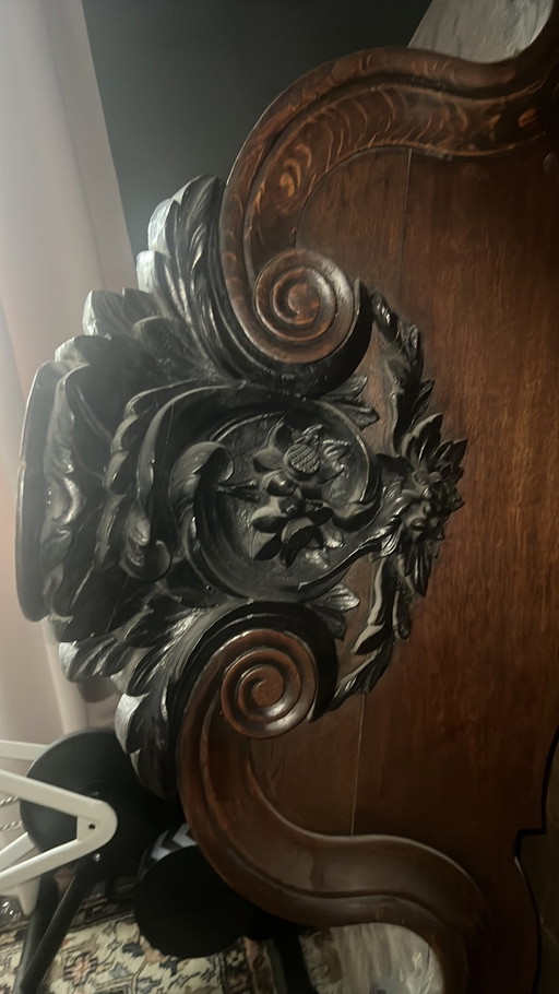 Antiker holländischer Schrank mit schwarzem Wappen