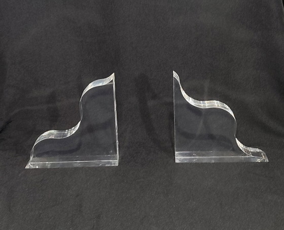 Image 1 of Methacrylat-Buchstützen. Spanien, 1990S.