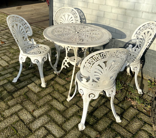 4 Stühle und Tisch, klassisches Aluminium-Gartenset, weiß lackiert.