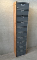 Alter industrieller Schuhschrank / Klappenschrank