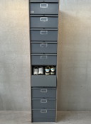 Alter industrieller Schuhschrank / Klappenschrank