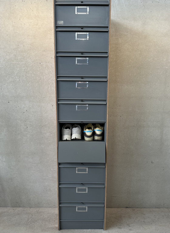 Image 1 of Alter industrieller Schuhschrank / Klappenschrank