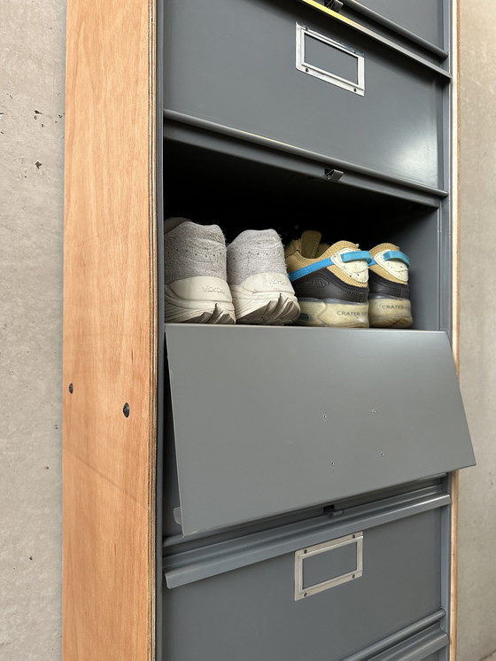 Image 1 of Alter industrieller Schuhschrank / Klappenschrank