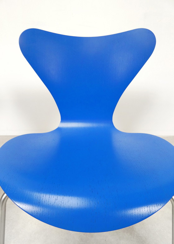 Image 1 of 4 blaue Schmetterlingsstühle von Arne Jacobsen für Fritz Hansen