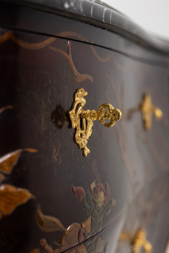 Image 1 of Sauteuse-Kommode aus Lack mit Marmor. 1950er Jahre.