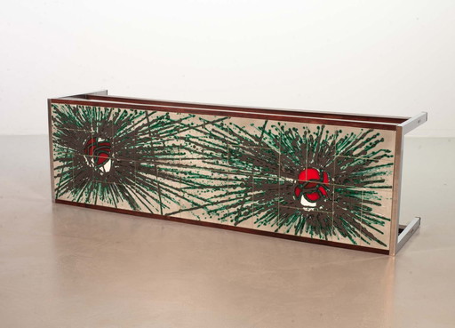 Großer rechteckiger Denisco Couchtisch aus Keramik mit Farbexplosion auf Chrom- und Holzrahmen. Belgien, 1970er Jahre.