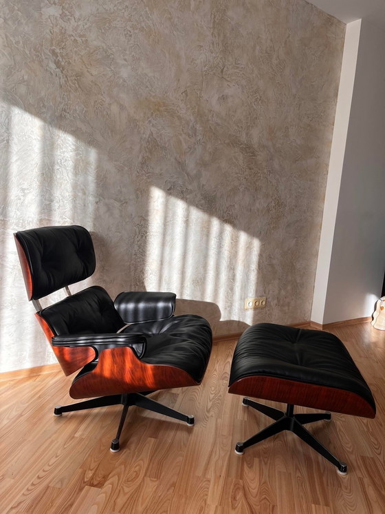 Image 1 of Vitra - Loungesessel mit Ottomane - 670 Lounge Chair - Charles & Ray Eames