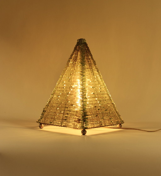 Italienische Tischlampe aus Kristall in Form einer Piramide. Höhe 36 cm, Sockel 26,5 x 26,5 cm.