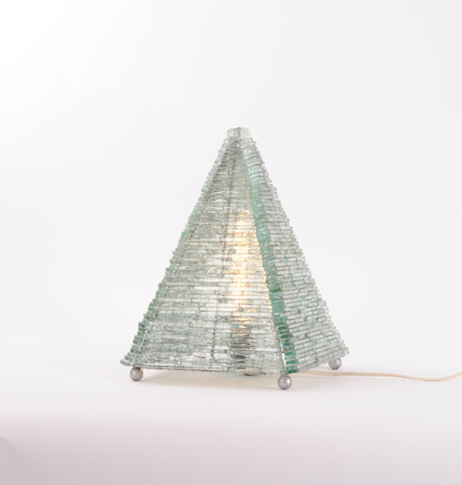 Italienische Tischlampe aus Kristall in Form einer Piramide. Höhe 36 cm, Sockel 26,5 x 26,5 cm.
