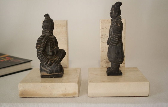 Image 1 of Paar Gewächshaus Bücher Travertin Chinesische Krieger Xx.