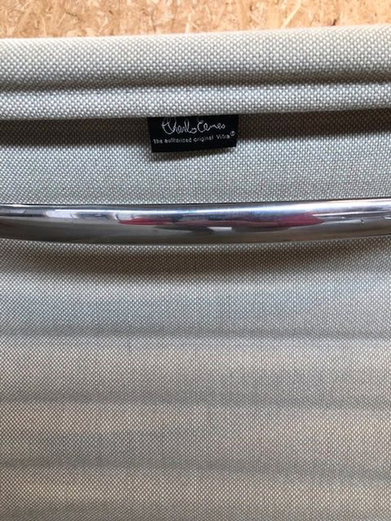 Image 1 of Vitra Eames EA101 Stuhl
