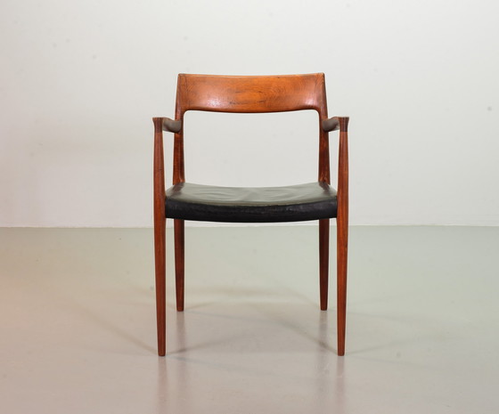 Image 1 of Niels Otto Moller, Modell 57, Bürostuhl aus massivem Teakholz mit schwarzem Ledersitz. Dänemark, 1960er Jahre.