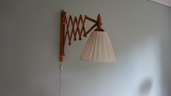 Image 1 of Dänische Mid Century Scherenlampe aus Holz